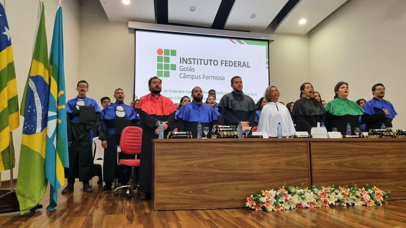 Mesa Diretiva e Formandos entoam o Hino Nacional